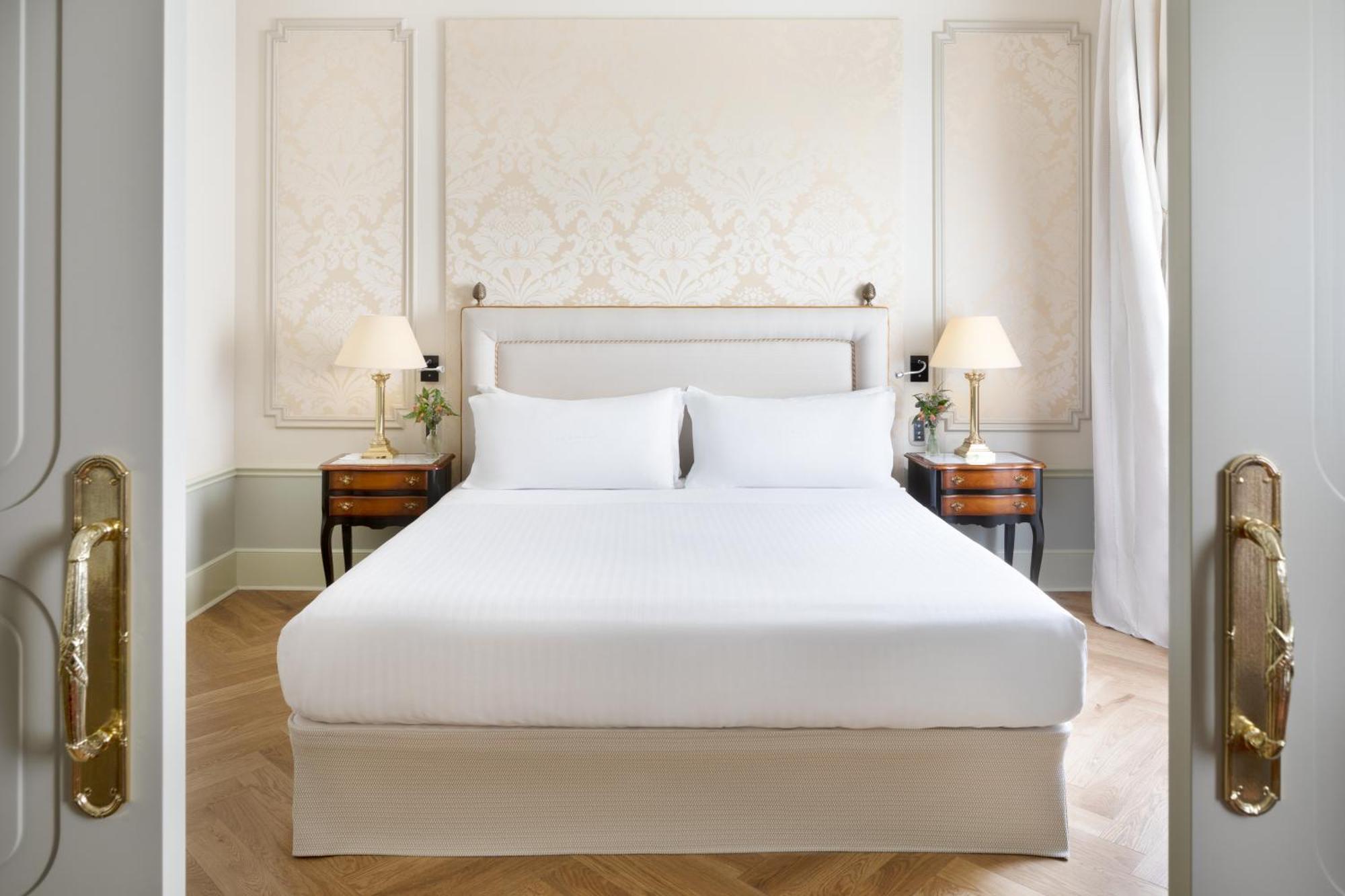 Hotel El Palace Barcelona Exterior photo A bedroom at the hotel