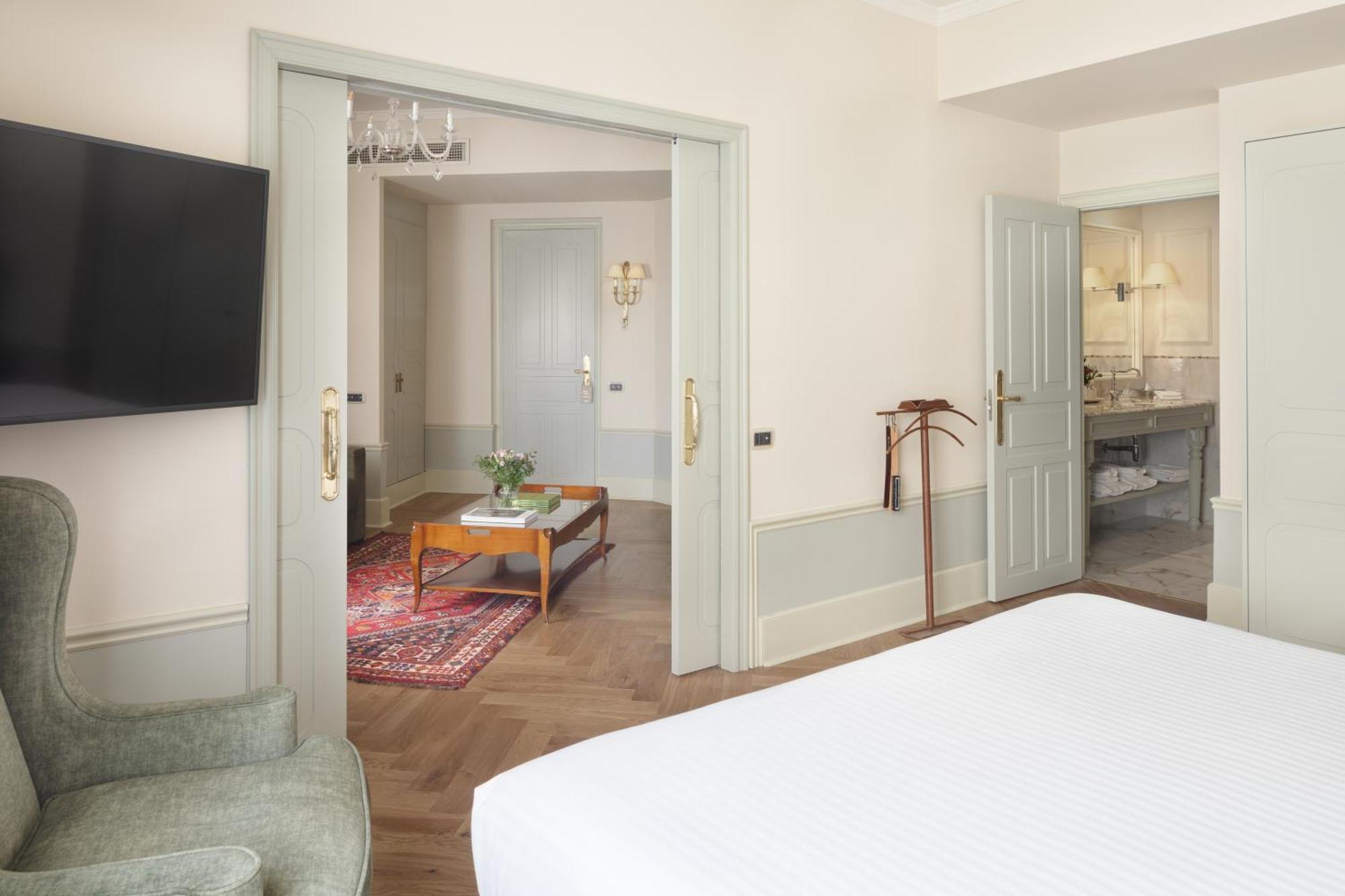 Hotel El Palace Barcelona Exterior photo A suite at the hotel